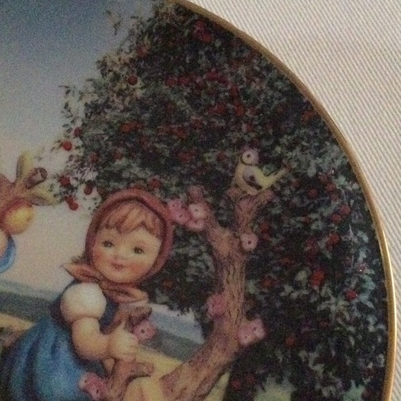 M.I. Hummel 8” Decorative Plate “Apple Tree Boy and Girl” - Picture 4 of 10